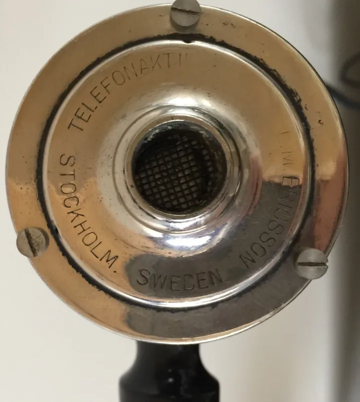 Ansicht eines antiken Telefons aus Stockholm mit metallischen Details.