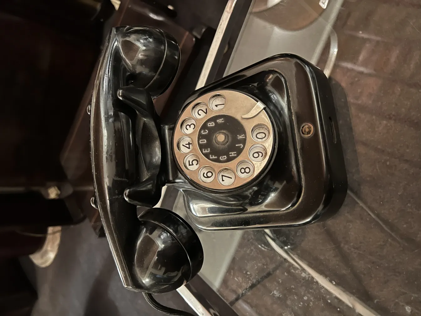 Telefono antico meccanico con disco rotante in un ambiente elegante.