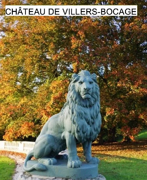 löwenskulptur in einer natürlichen Umgebung