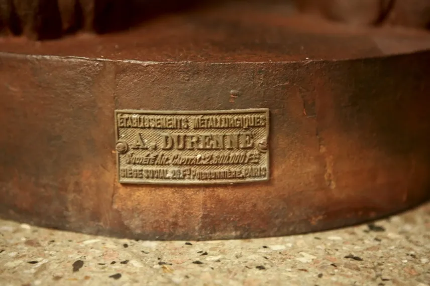 Antiquariato con 2 leoni, firmato da A. Durenne, su sfondo neutro.