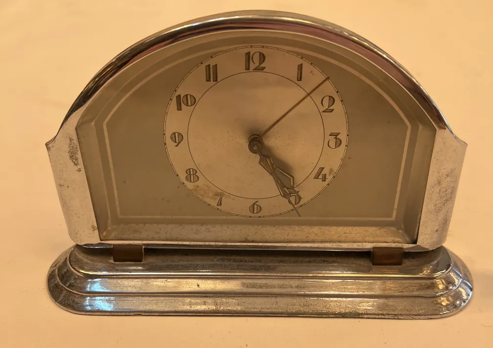 Horloge de table antique avec des chiffres classiques