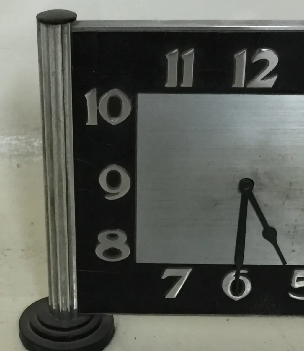 Horloge de table ancienne avec un design classique et de grands chiffres.