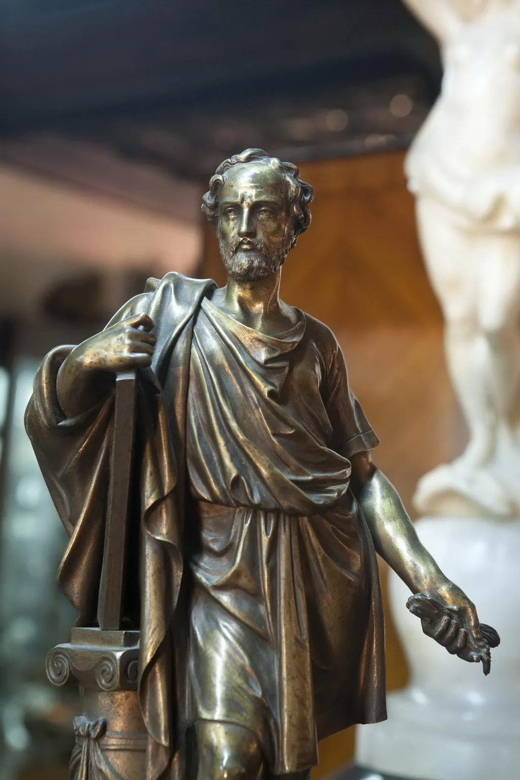 orologio antico decorativo con dettagli artistici