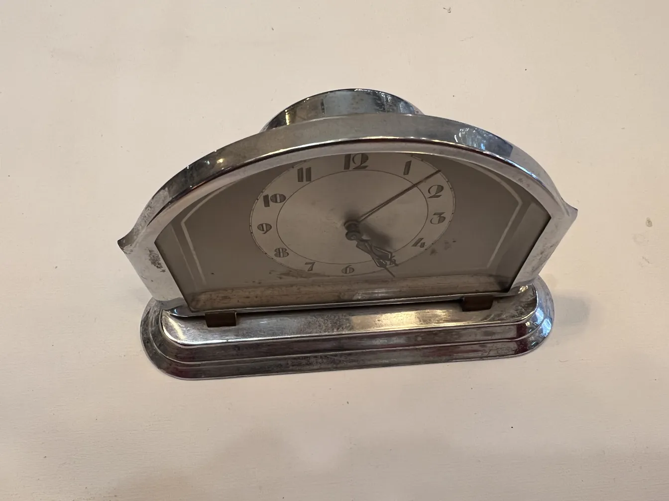 reloj antiguo con carátula blanca y números prominentes