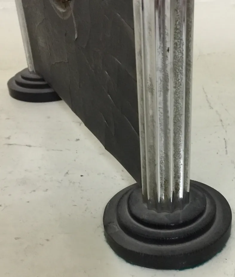 Настольные антикварные часы с круглой основой и деталями на подставке