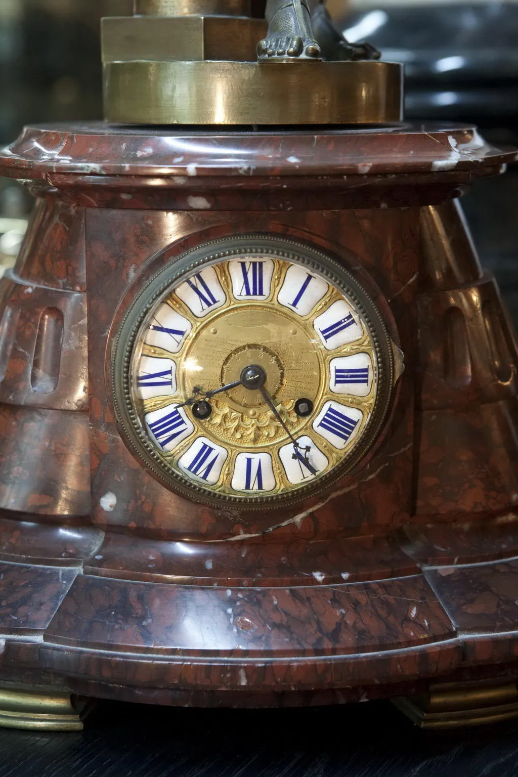 horloge antique avec cadran doré et chiffres romains