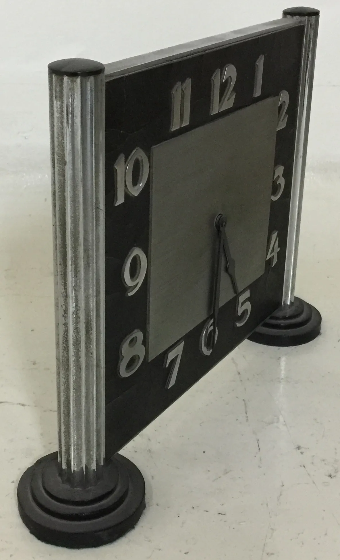 antike Uhr mit klassischen Ziffern auf dunklem Hintergrund