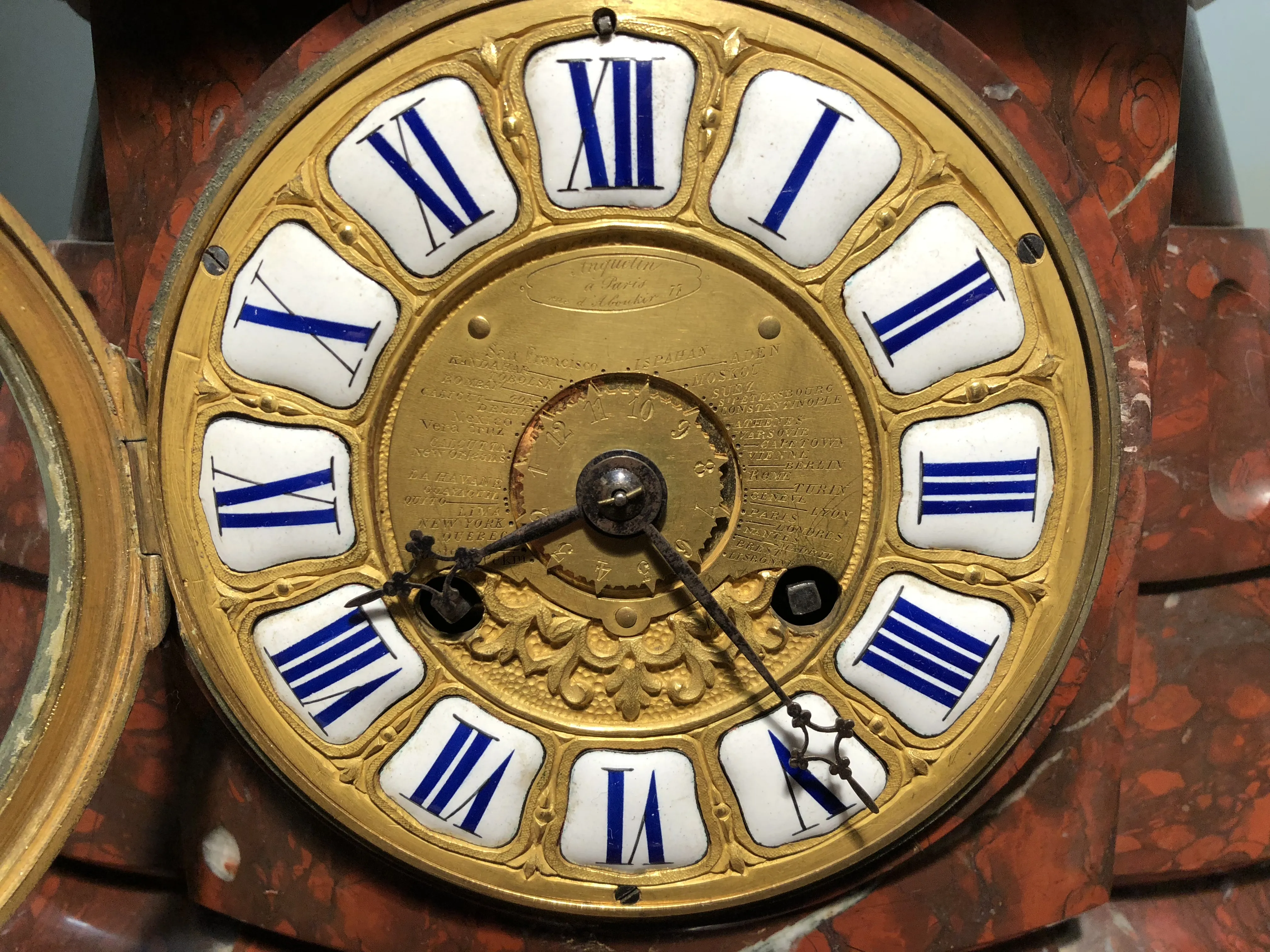 horloge de table ancienne avec chiffres romains décoratifs sur un fond détaillé