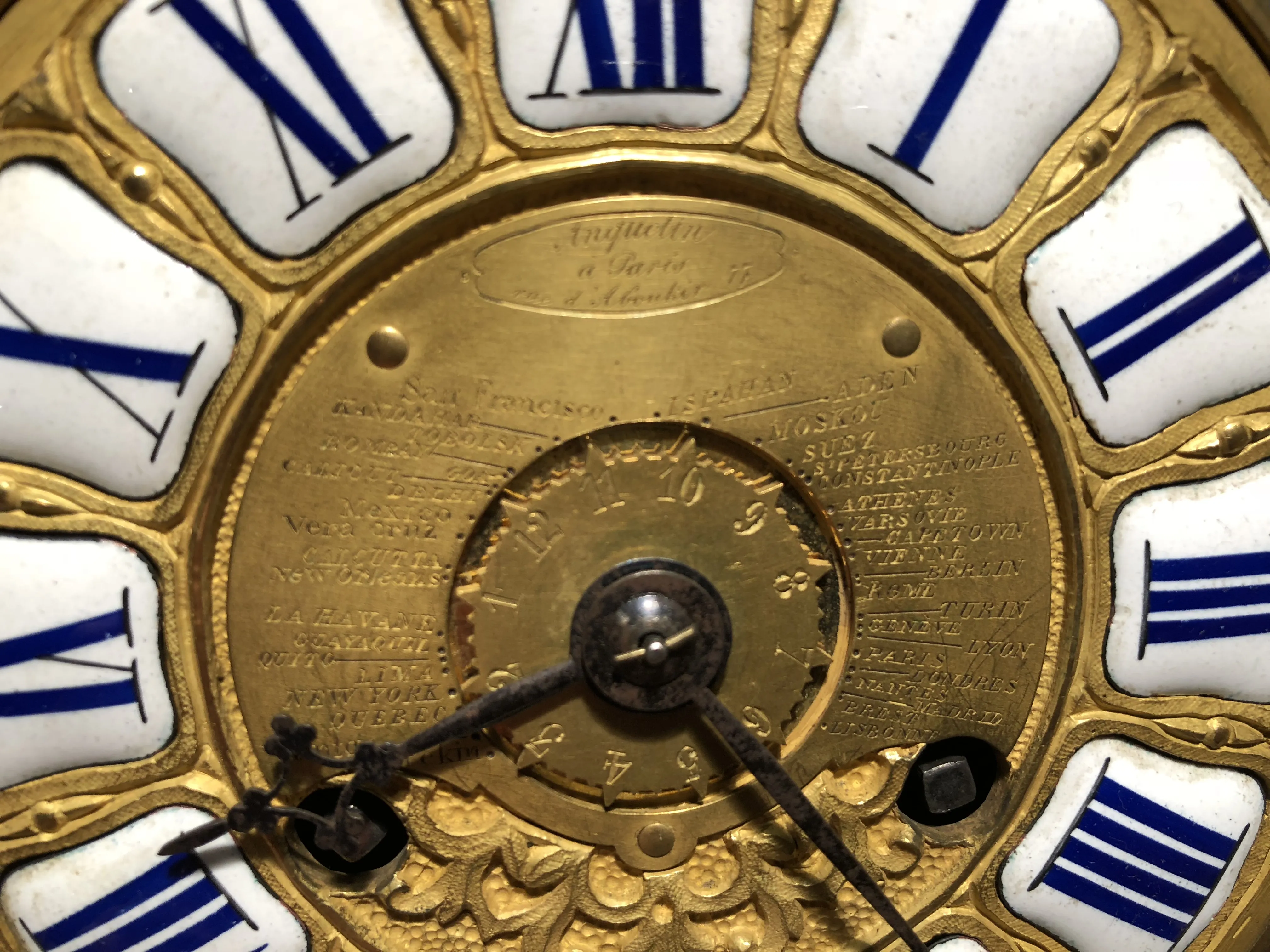horloge de table ancienne avec cadran doré et chiffres romains bleus