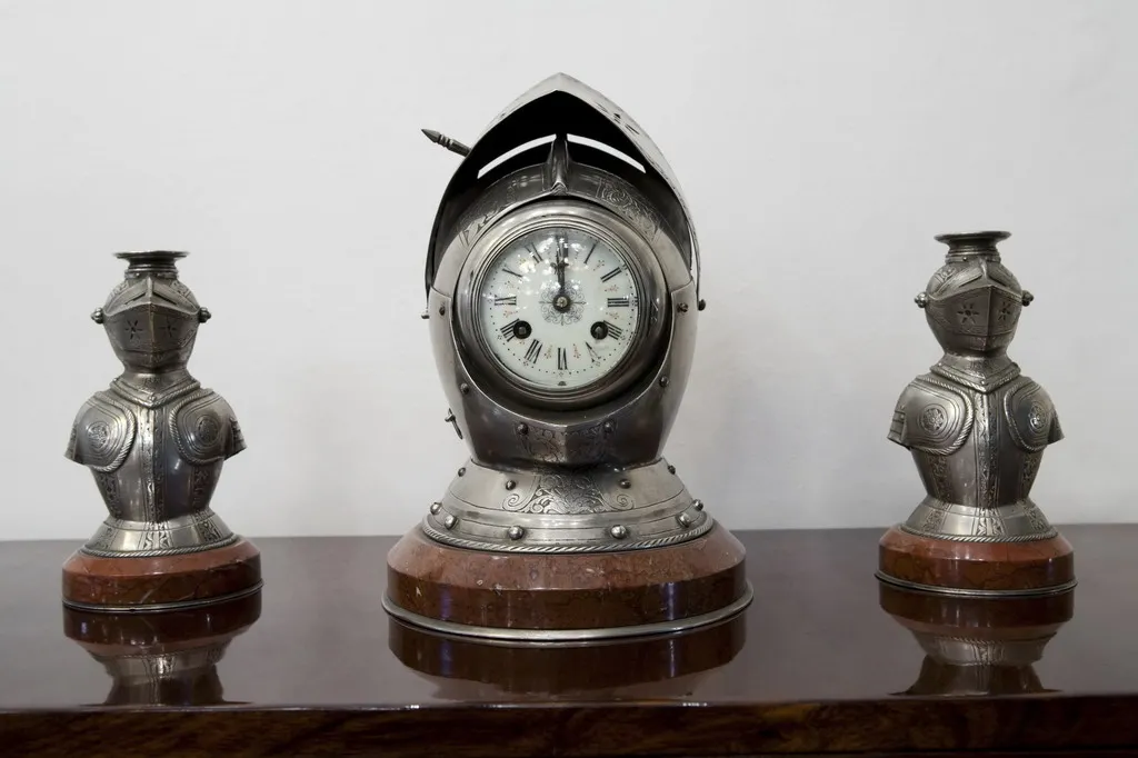 Garniture antiguo con reloj en forma de casco y candelabros