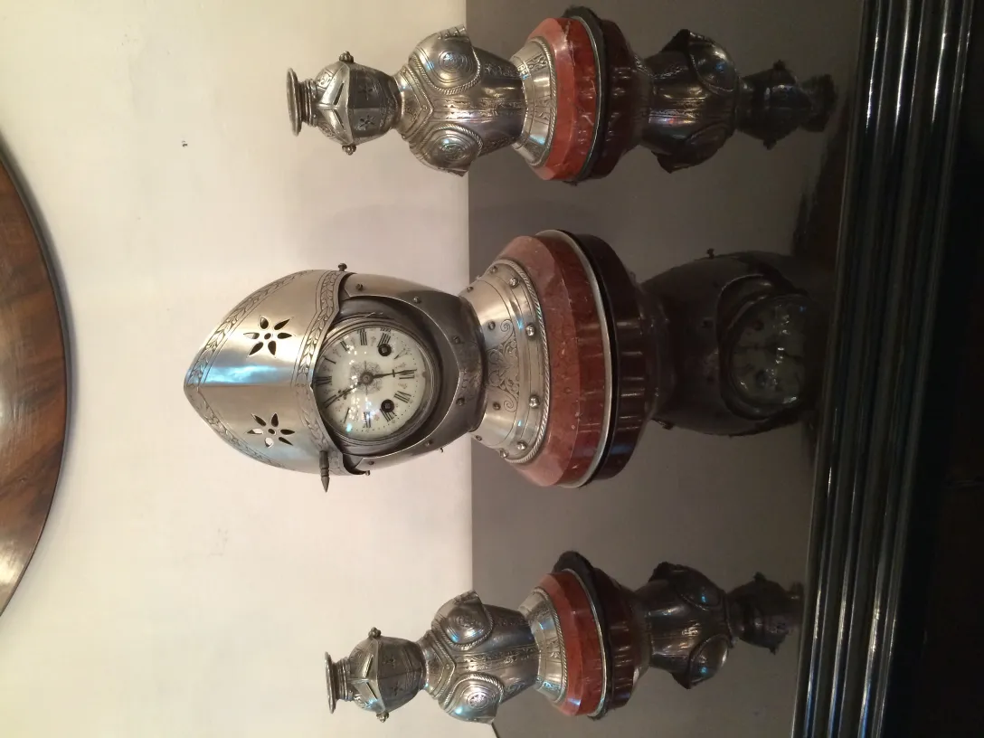 relógio antigo com candelabros em uma base decorativa