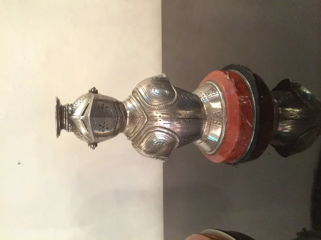 Garniture antiga com relógio e candelabros ornamentados.