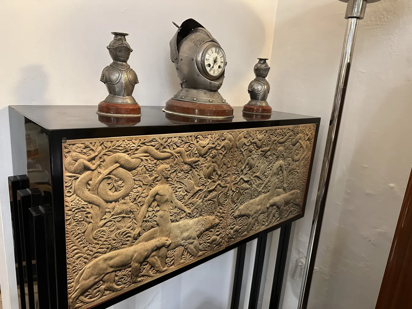 reloj antiguo con candelabros en ambiente elegante