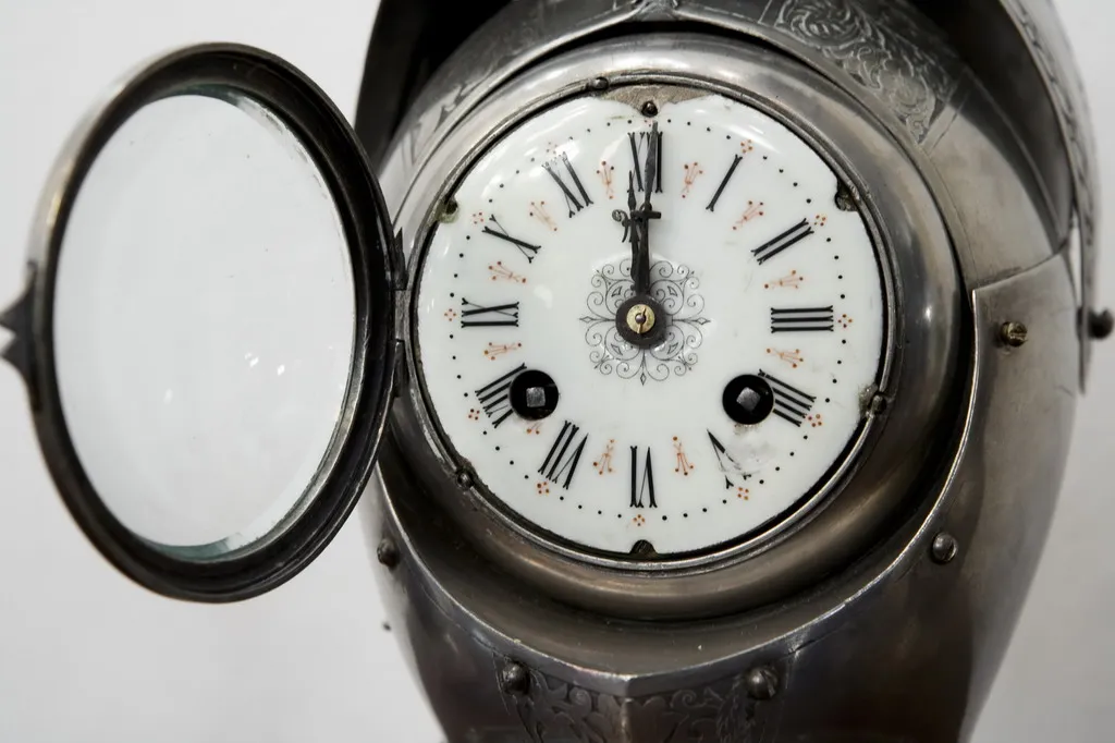 ساعة-قديمة-مزخرفة-مع-شمعدانات-في-الخلفية