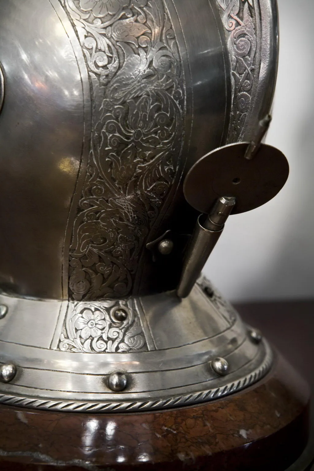 Antique garniture with clock and 2 decorative candelabras.