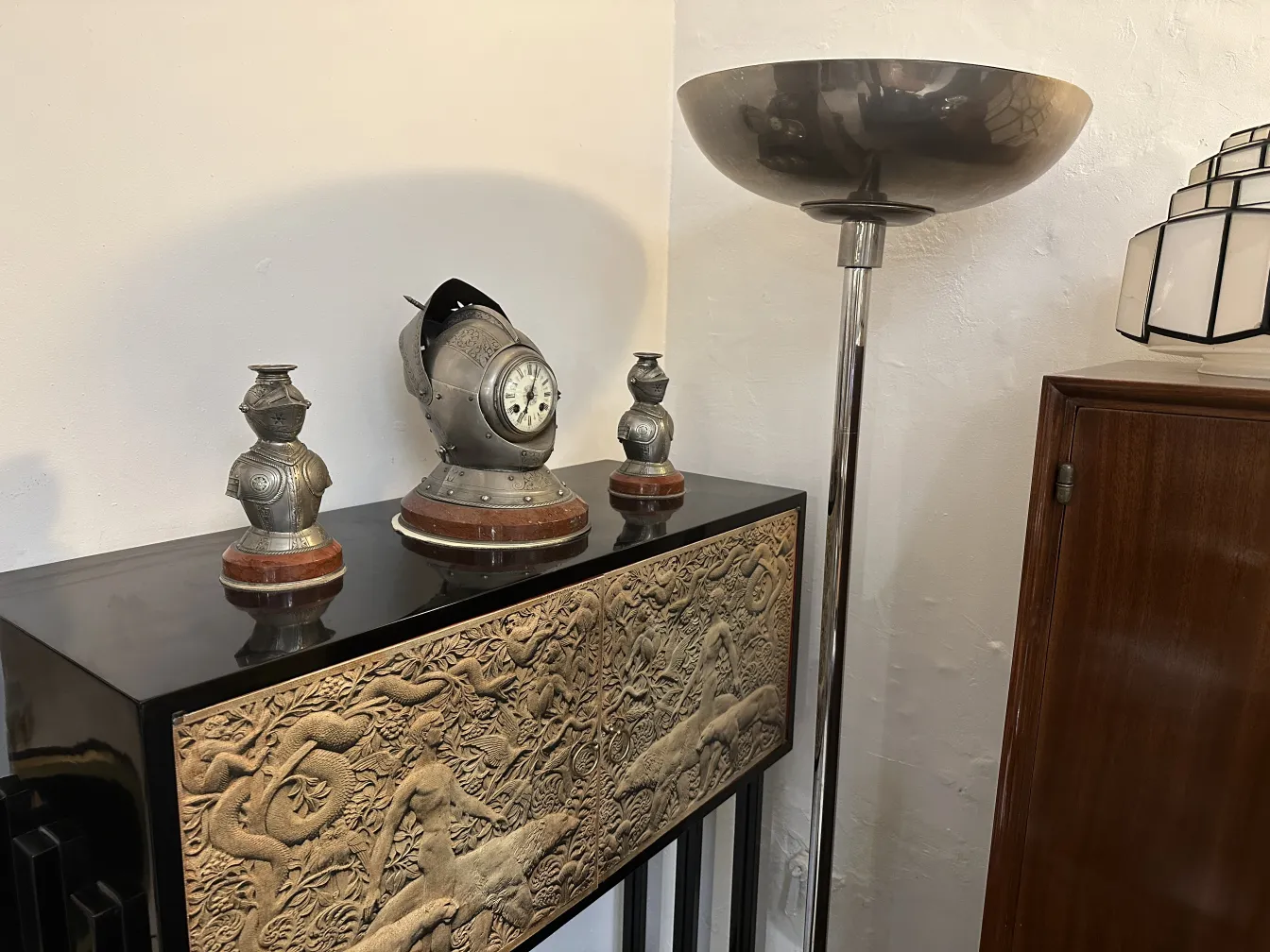 古董镶嵌，带时钟和两个金属烛台