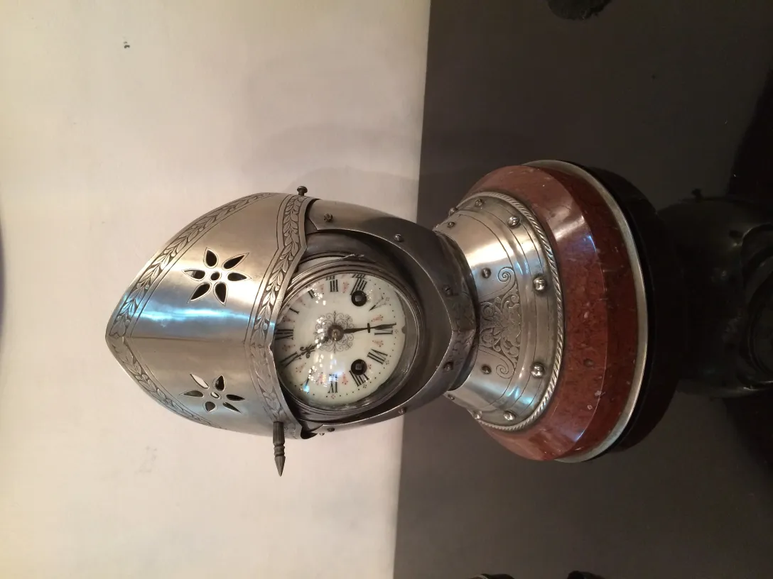 装飾的な時計と燭台を備えたアンティークのガルニチュール。