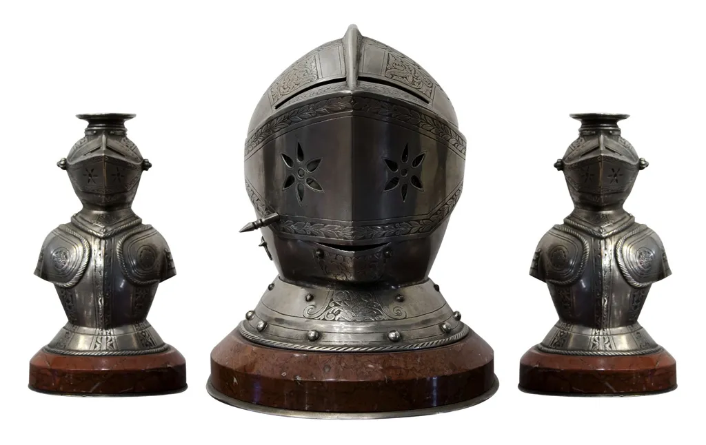 garniture antigo com relógio no centro e dois candelabros em mármore