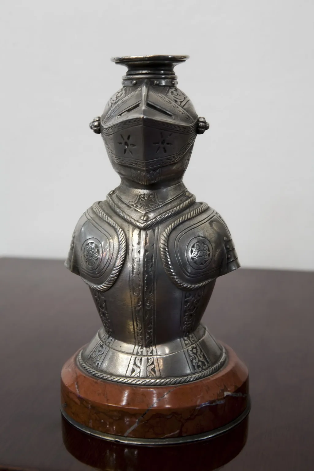 गarniture पुरातात्त्विक के साथ घड़ी और कैंडेलब्रा एक प्रभावशाली सेटिंग में