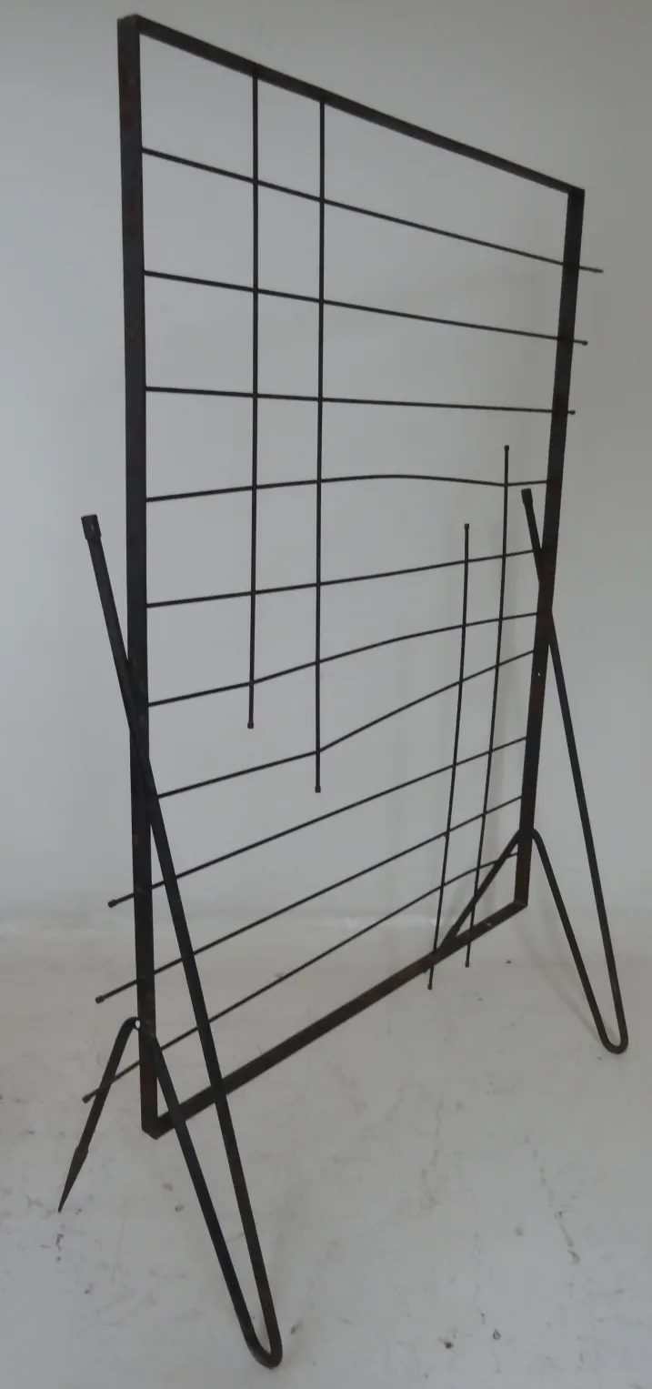 Biombo antiguo con diseño decorativo en el fondo blanco