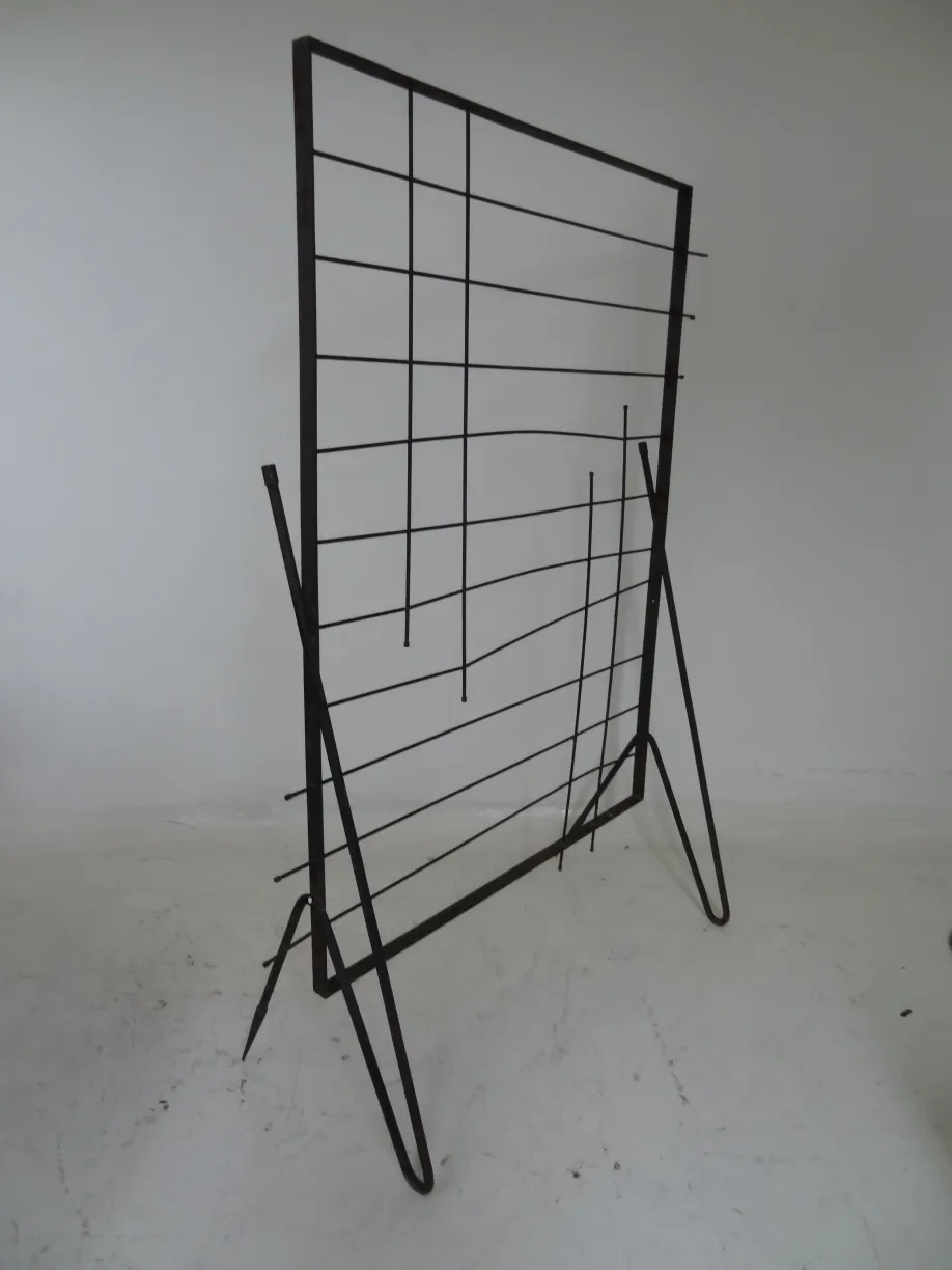 paravent ancien avec un design en grille dans un espace minimaliste