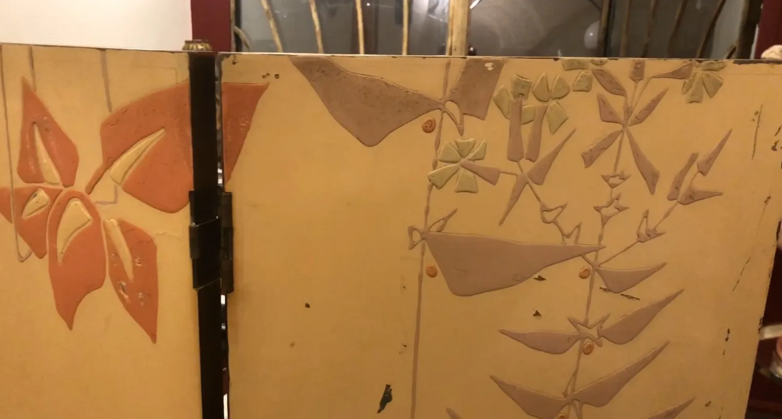 色とりどりの花の模様が付いた古い屏風