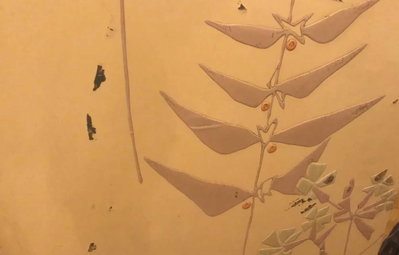 고대 병풍, 부드러운 배경에 가벼운 잎과 꽃 디자인.