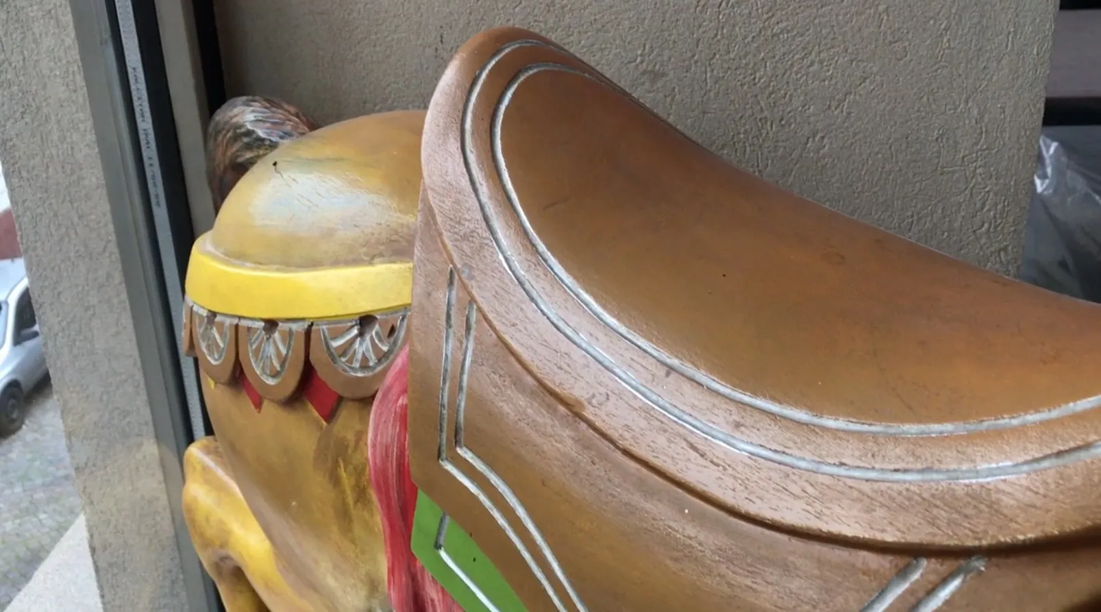 antiga figura de lhama com detalhes decorativos