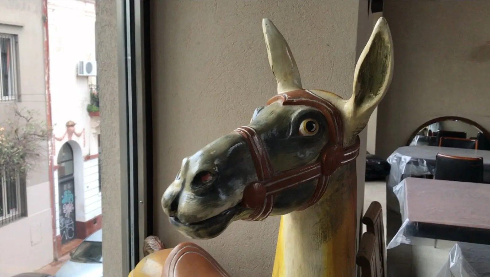 Antike dekorative Llama-Statue mit lebendigen Farben.