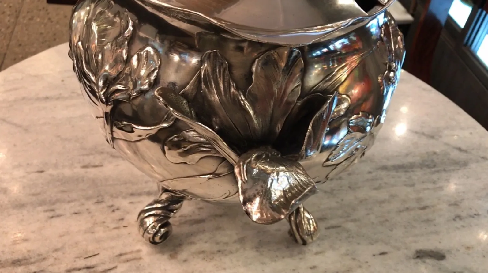 Antike Bowle WMF mit floralem Design in einer eleganten Umgebung.