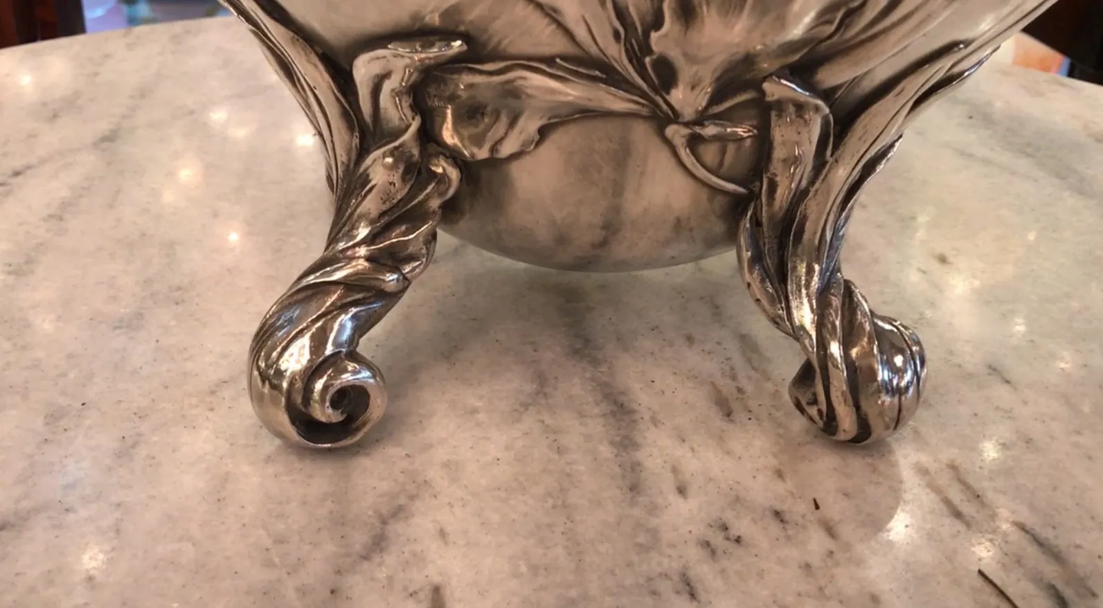 poncheira WMF antiga com base ornamentada, elegante e decorativa