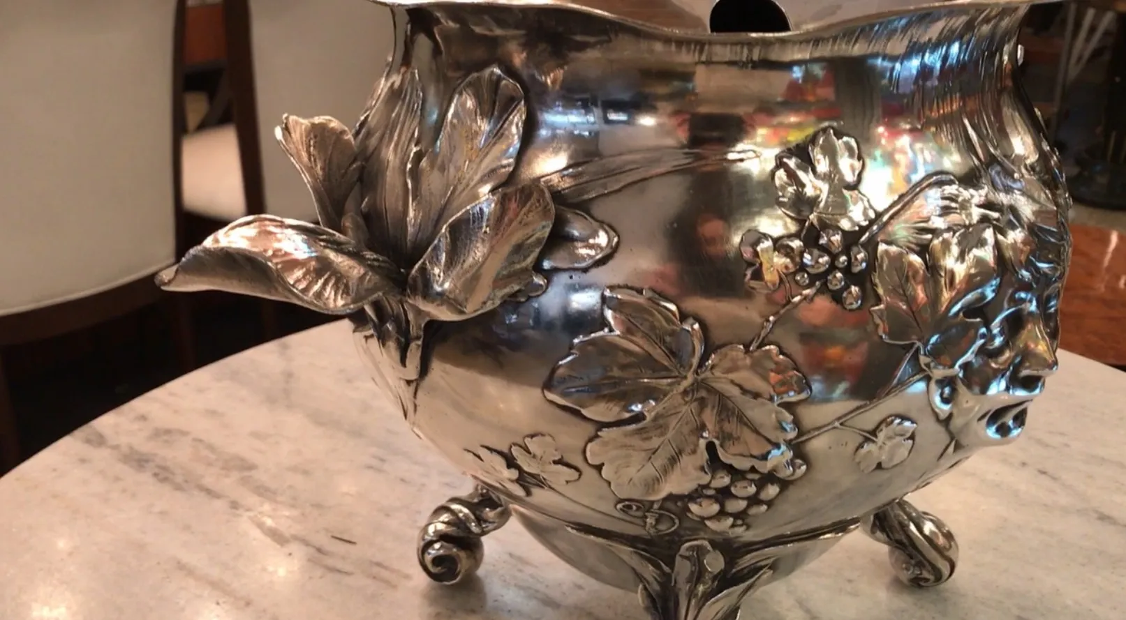 古いパンチボウルwmfフローラルの詳細な花模様