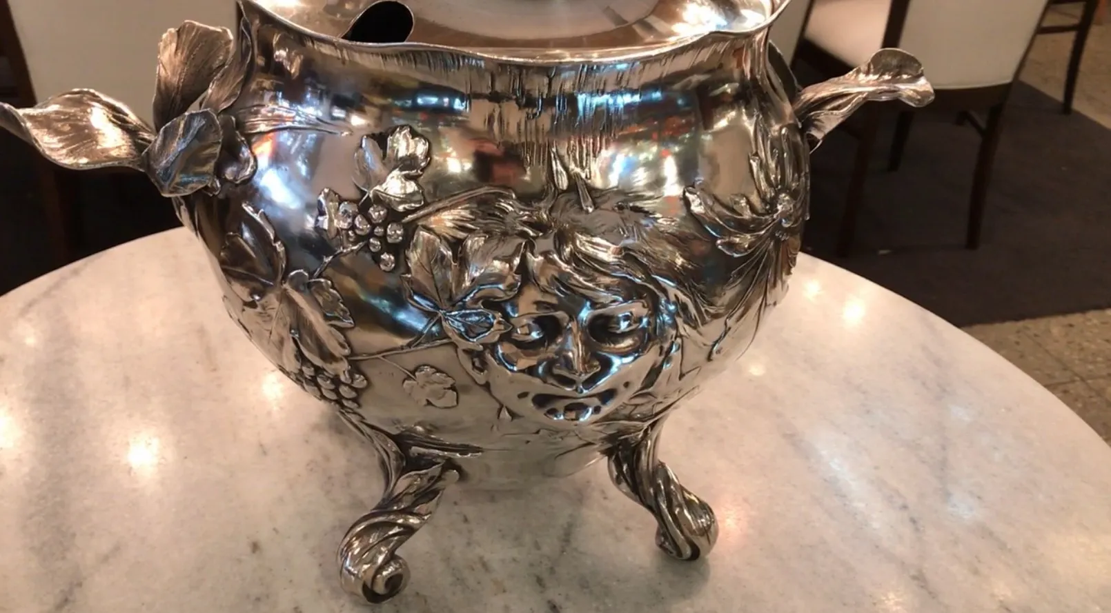 antike WMF Bowle mit dekorativen Griffen und floralen Reliefs