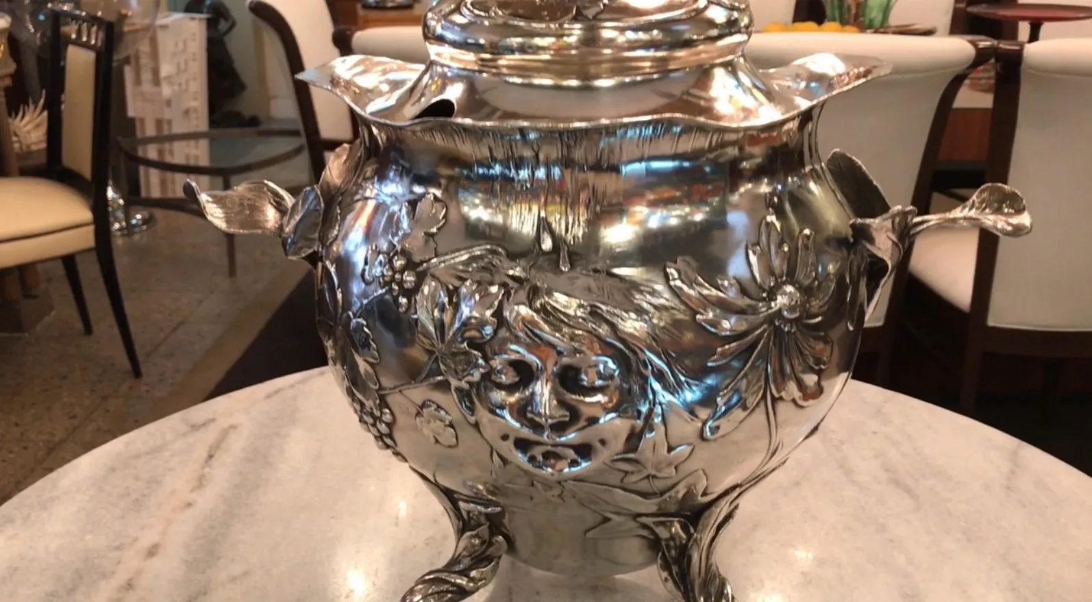 Bol à punch ancien WMF avec détails décoratifs, idéal pour les réunions.