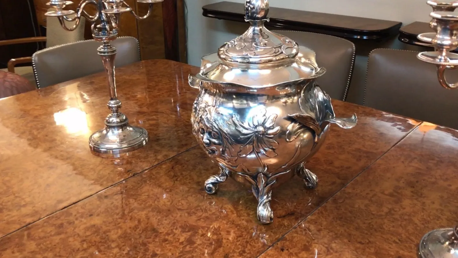 antica ciotola da punch WMF con design floreale e base