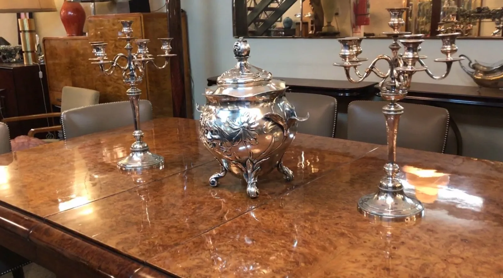 Bol à punch antique WMF avec des motifs floraux et des pattes ornées.