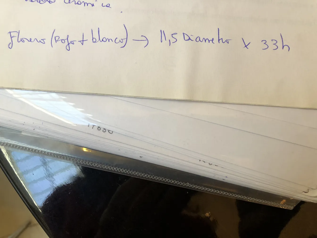 vaso decorativo antico in un ambiente neutro