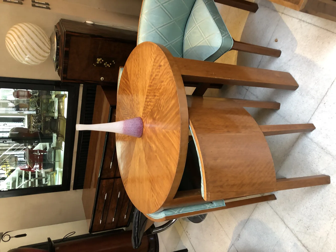 vaso antigo sobre mesa de madeira com decoração