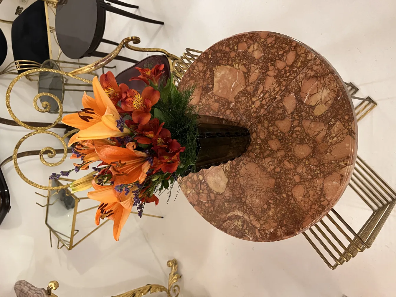 vaso antico decorato con fiori arancioni e rossi