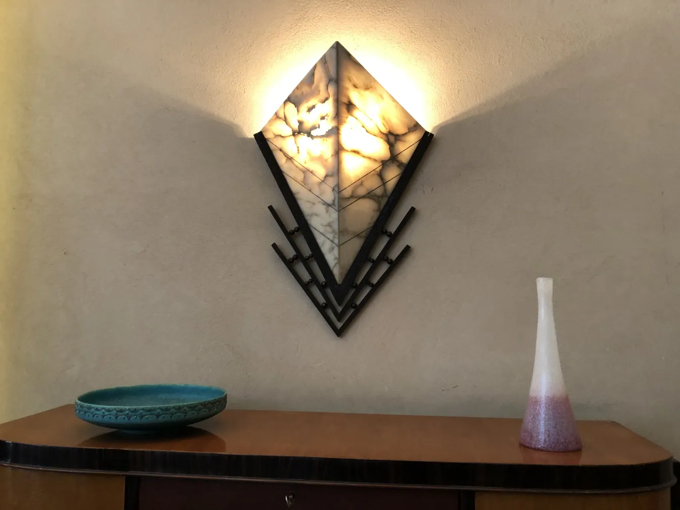 vase antico con design elegante e colorato alla base