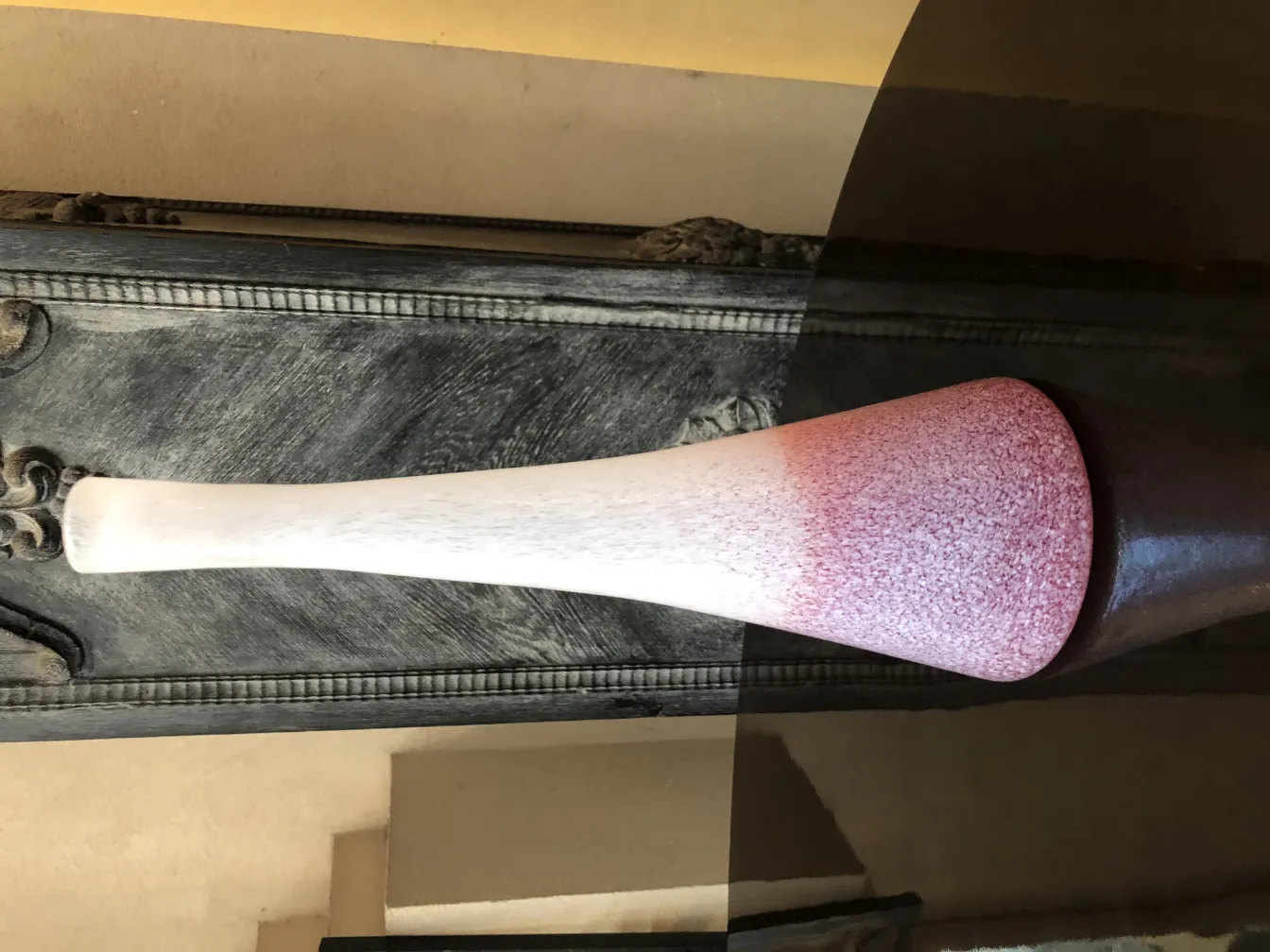 florero antiguo con degradado en tonos rosados