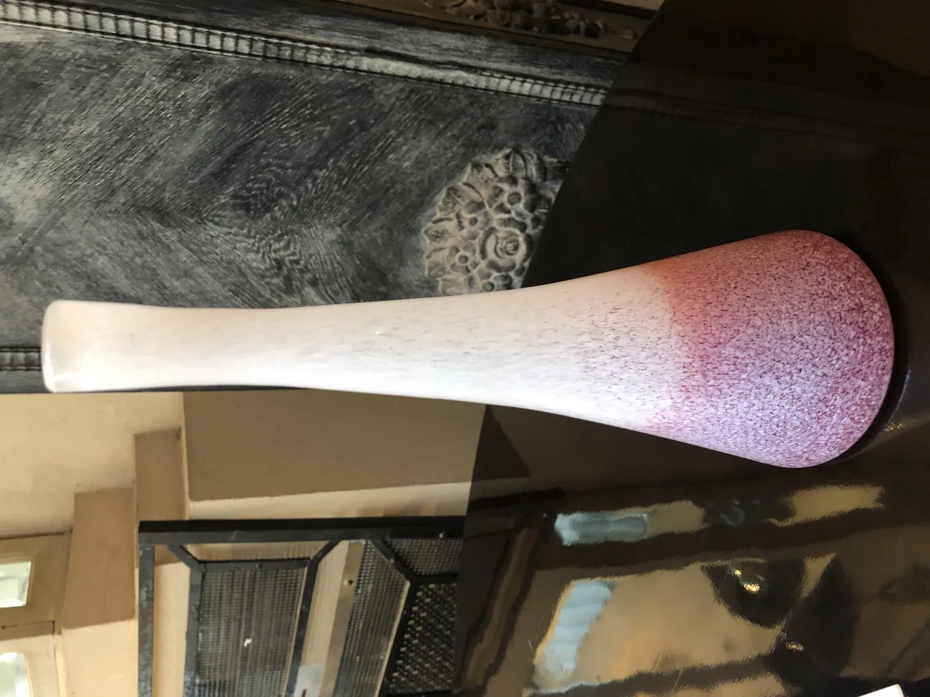 elegante vaso antico con sfumature rosa in un ambiente accogliente