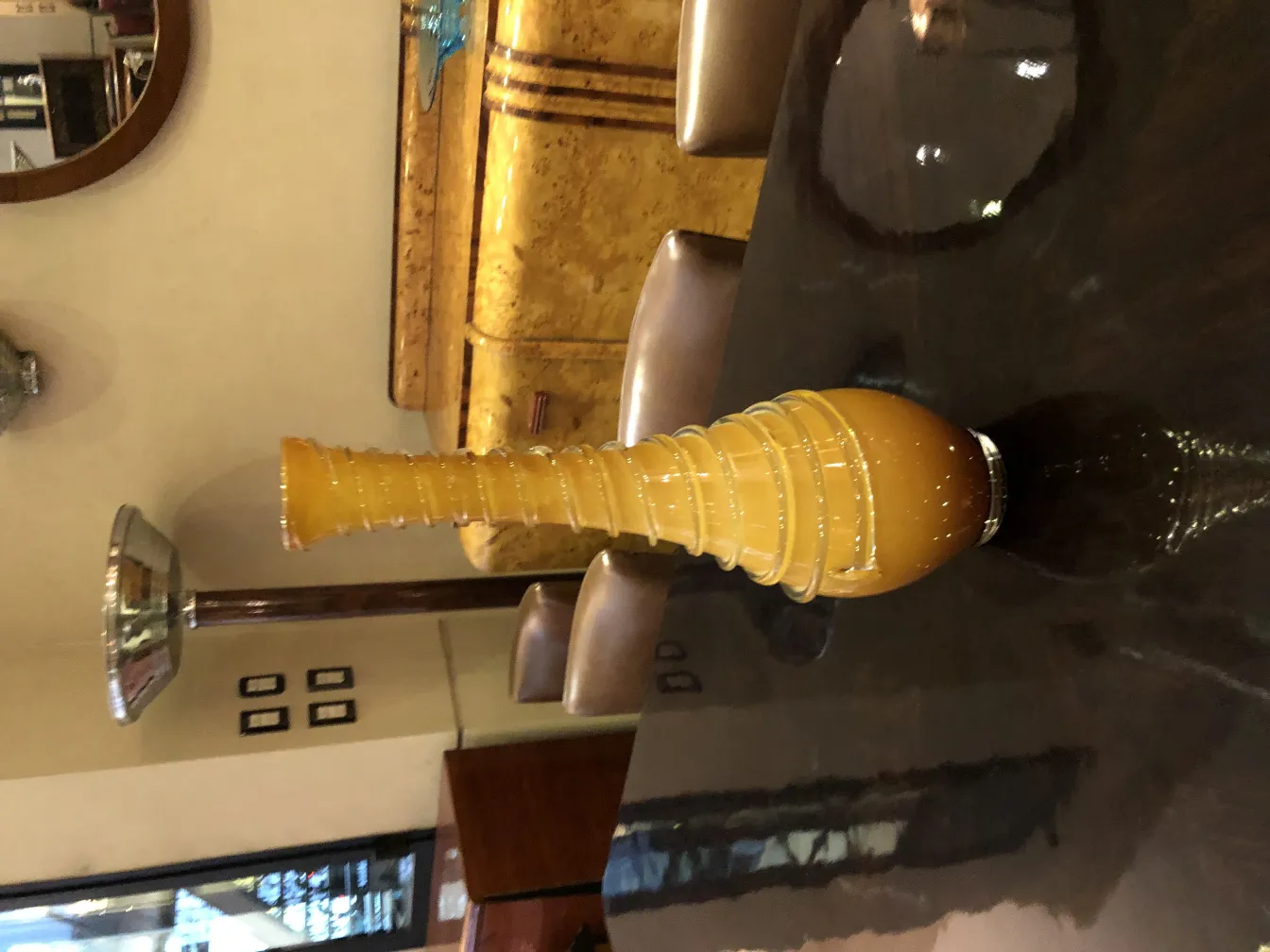 antike vase auf einem Tisch mit elegantem Hintergrund