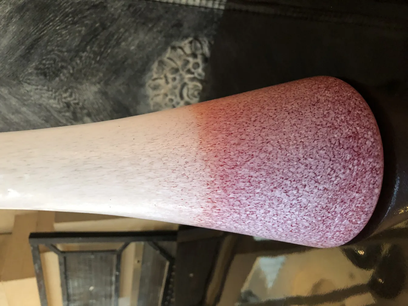 antike vase mit sanftem rosa-gradient, gemütliche umgebung