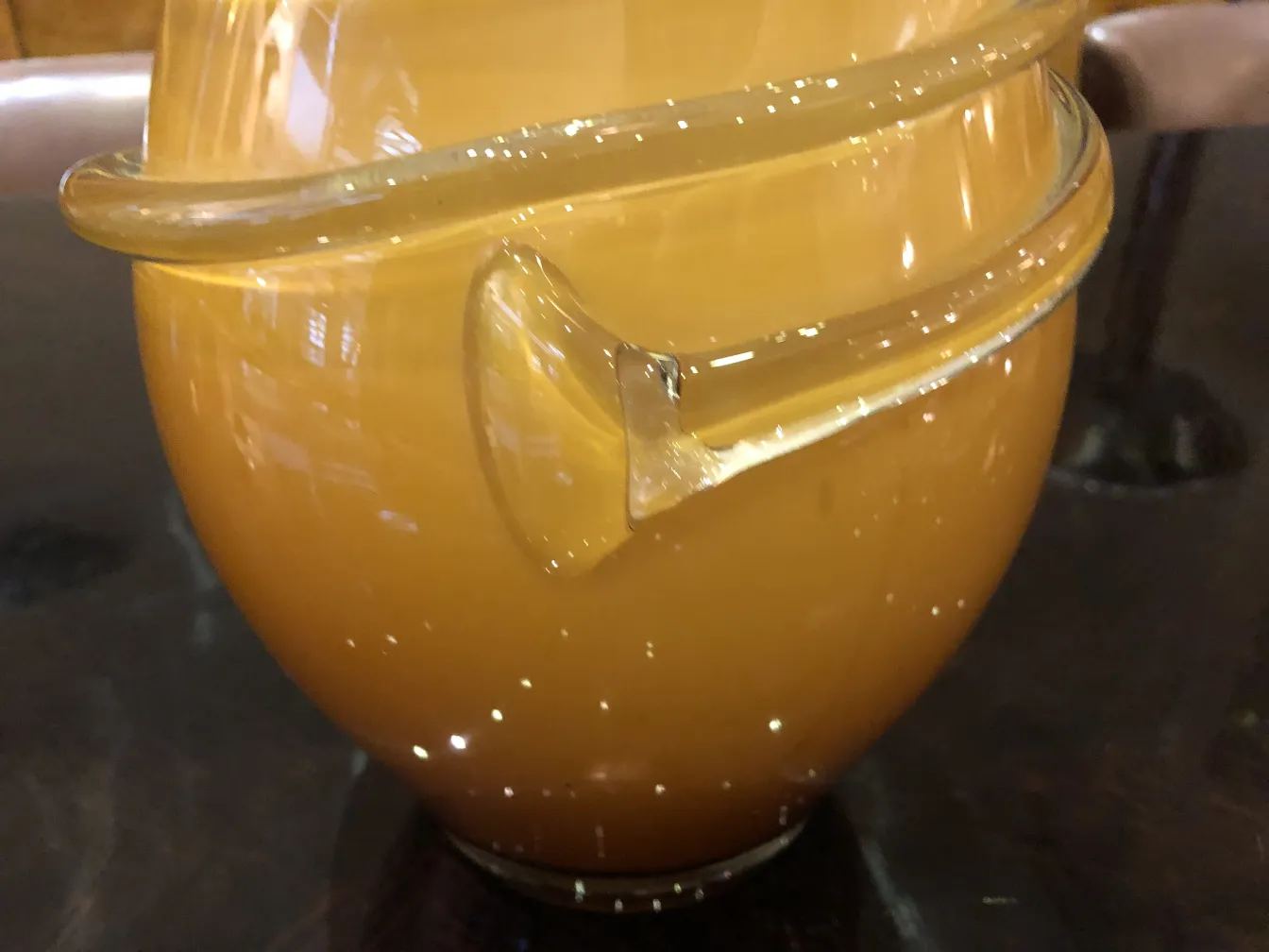 vase ancien de couleur jaune brillante avec une forme courbée
