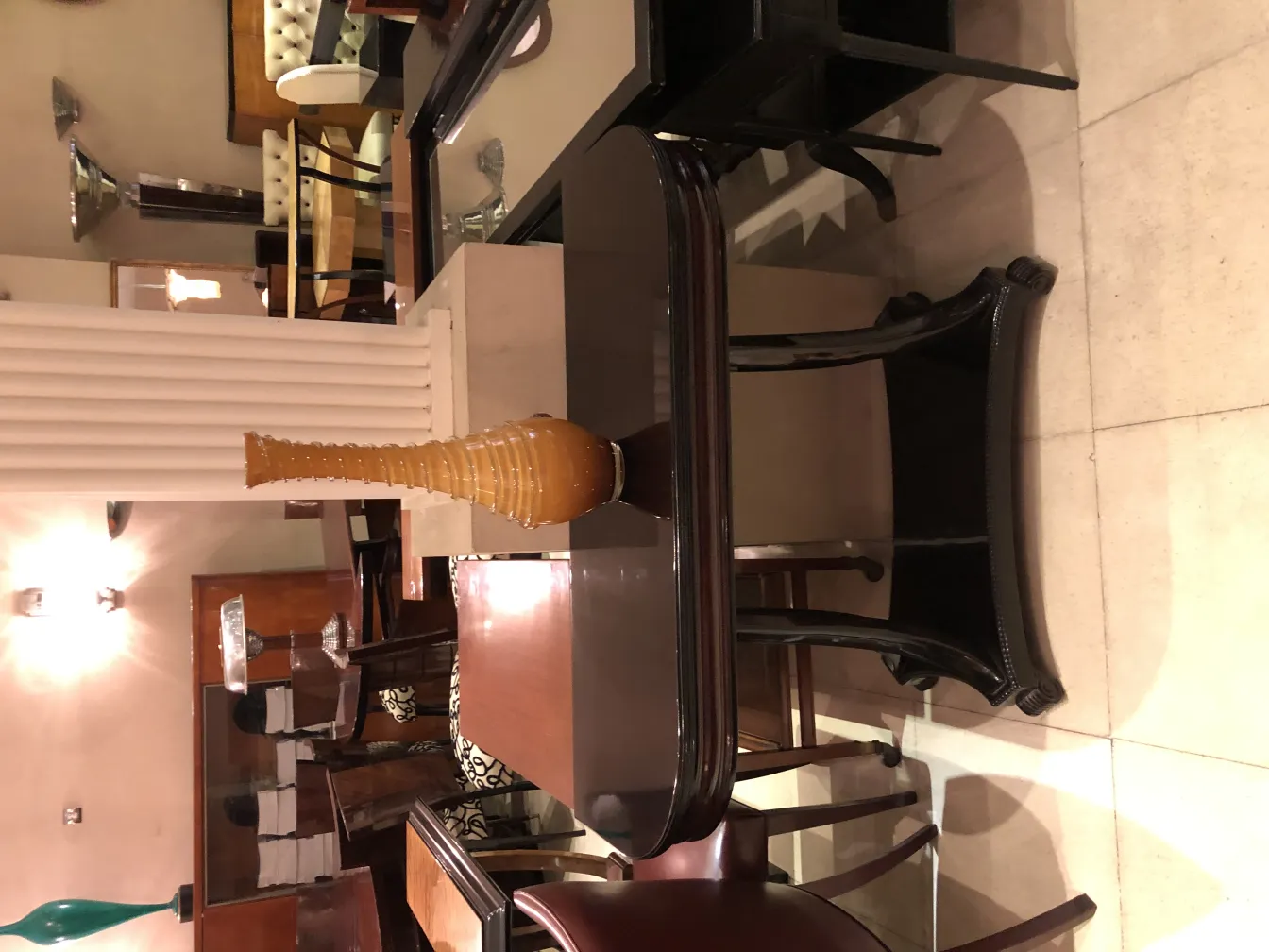 vaso antico decorativo in un ambiente elegante con mobili