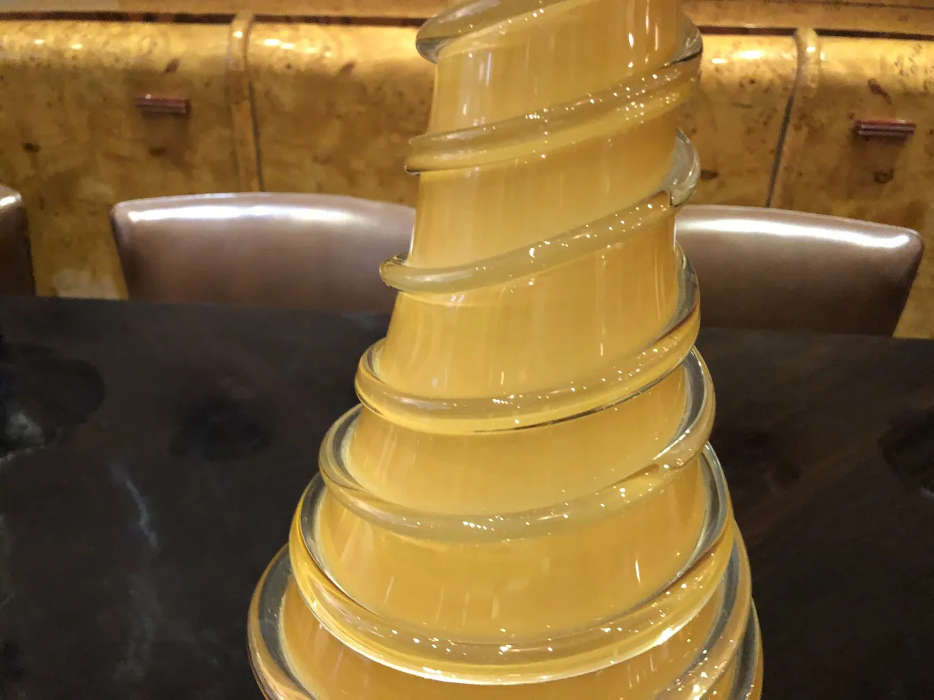 Vase ancien avec des formes courbes élégantes, ambiance chaleureuse.