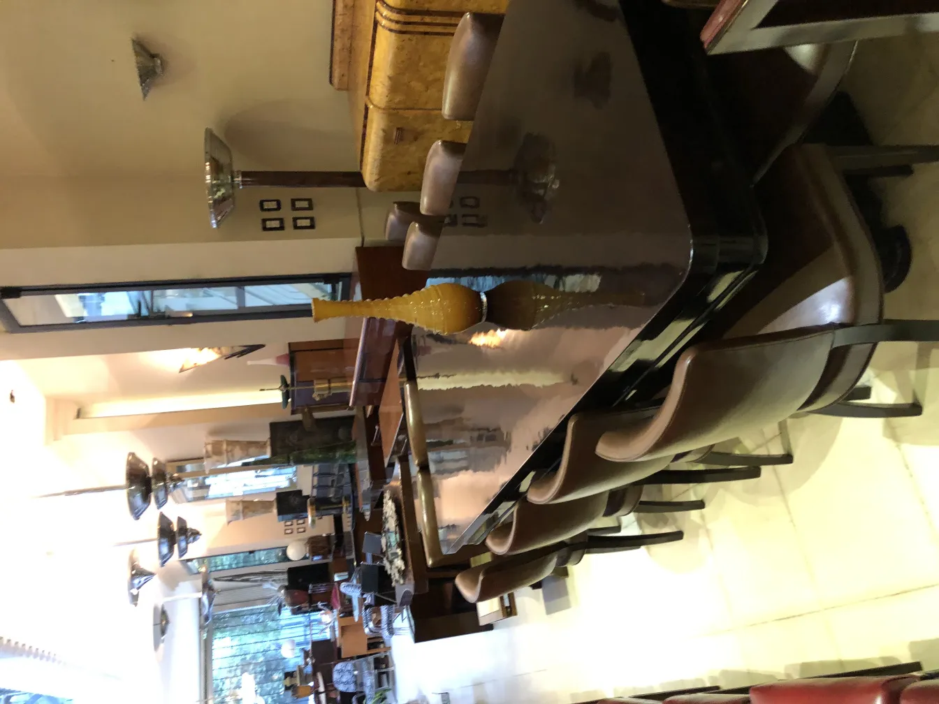 antiker dekorativer vase auf einem tisch mit stühlen in einem eleganten ambiente