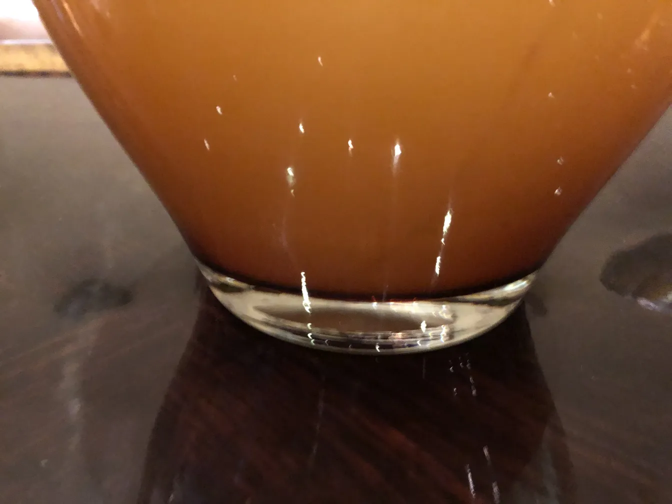 alte vase mit verziertem design, auf einem tisch