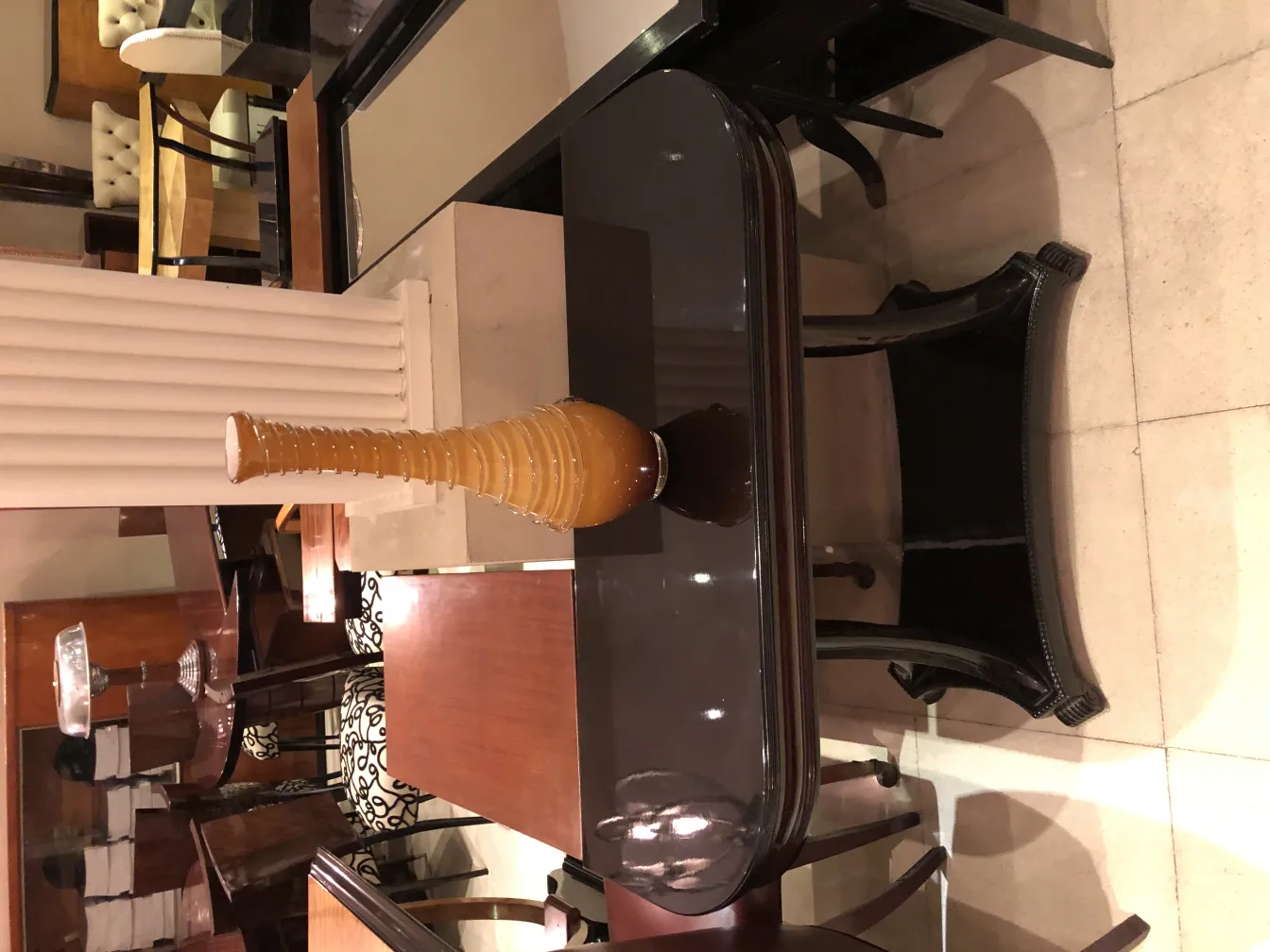 vase antico con forma allungata su un tavolo elegante